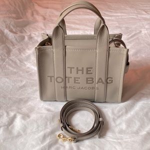 Marc Jacobs the Tote Bag in size mini & color cement